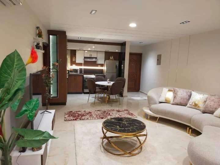 Wonderful 2bedroom Front Of Stars Mall 3 شقة