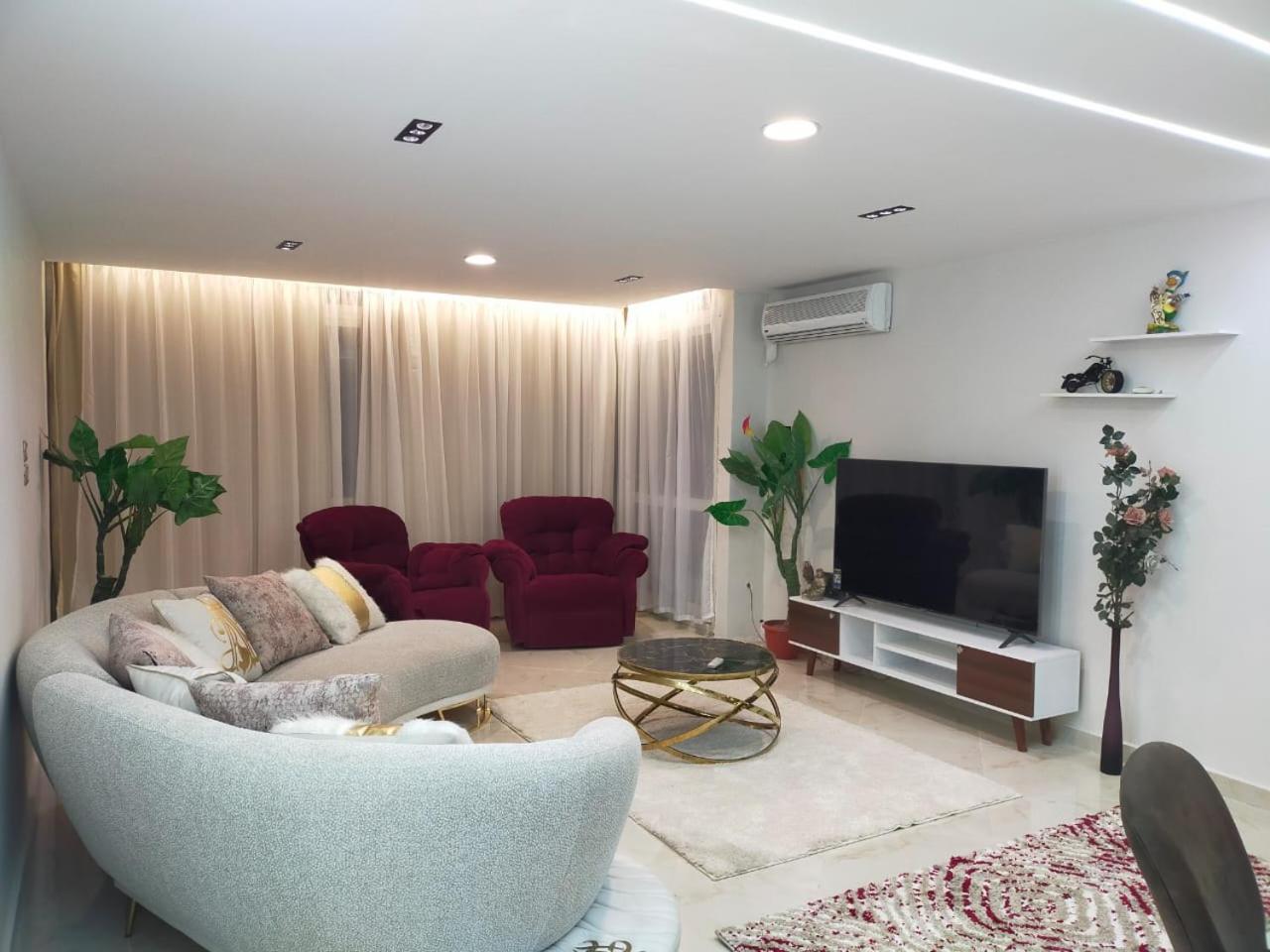 Wonderful 2bedroom Front Of Stars Mall 3 شقة