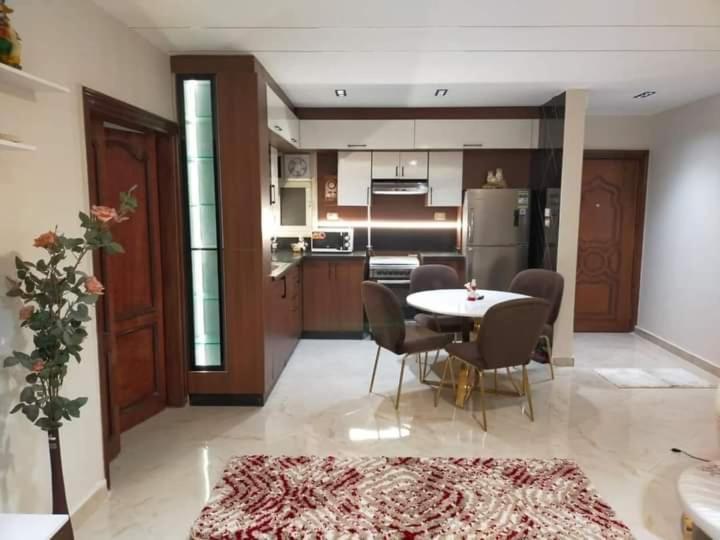 Wonderful 2bedroom Front Of Stars Mall 3 شقة